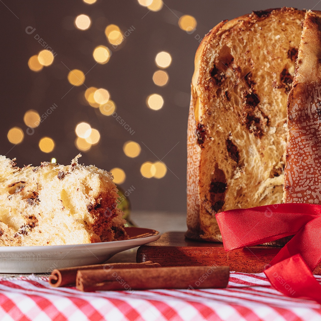 Pão caseiro de Natal mesmo em fundo desfocado Panetone