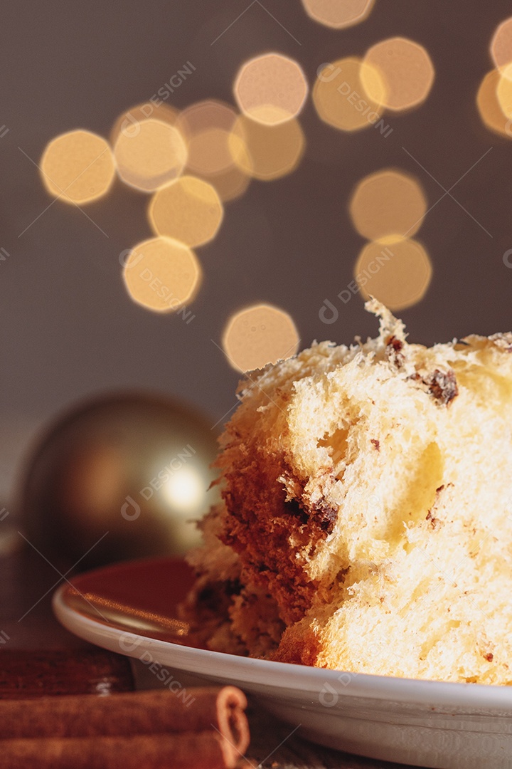 Pão caseiro de Natal mesmo em fundo desfocado Panetone