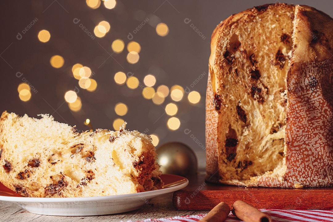 Pão caseiro de Natal mesmo em fundo desfocado Panetone