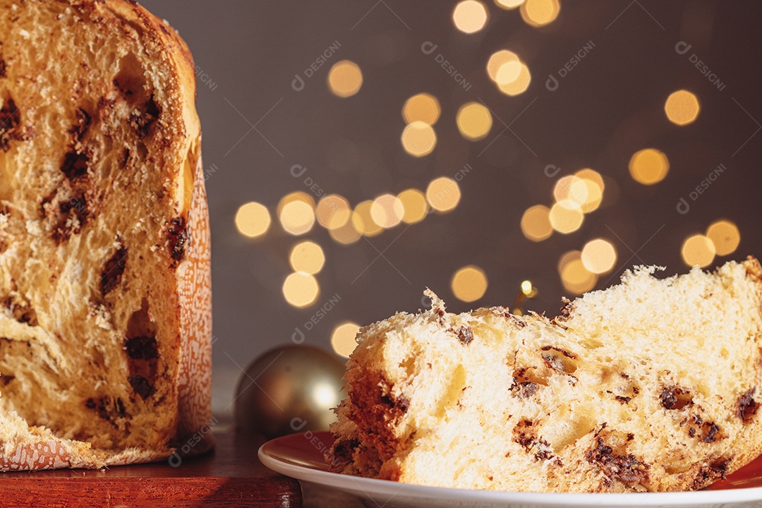 Pão caseiro de Natal mesmo em fundo desfocado Panetone