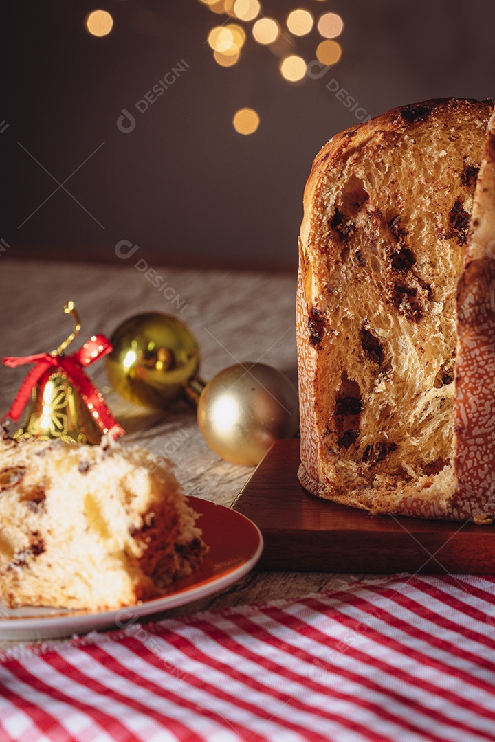 Pão caseiro de Natal mesmo em fundo desfocado Panetone