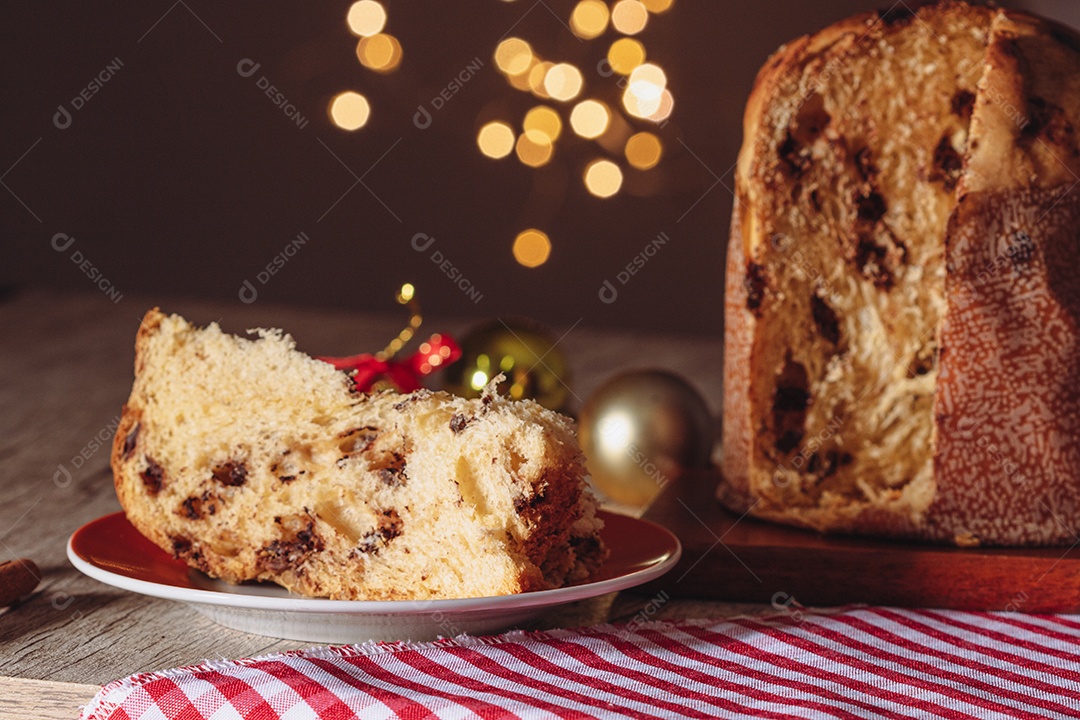 Pão caseiro de Natal mesmo em fundo desfocado Panetone