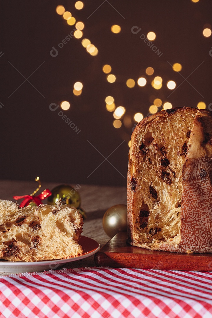 Pão caseiro de Natal mesmo em fundo desfocado Panetone