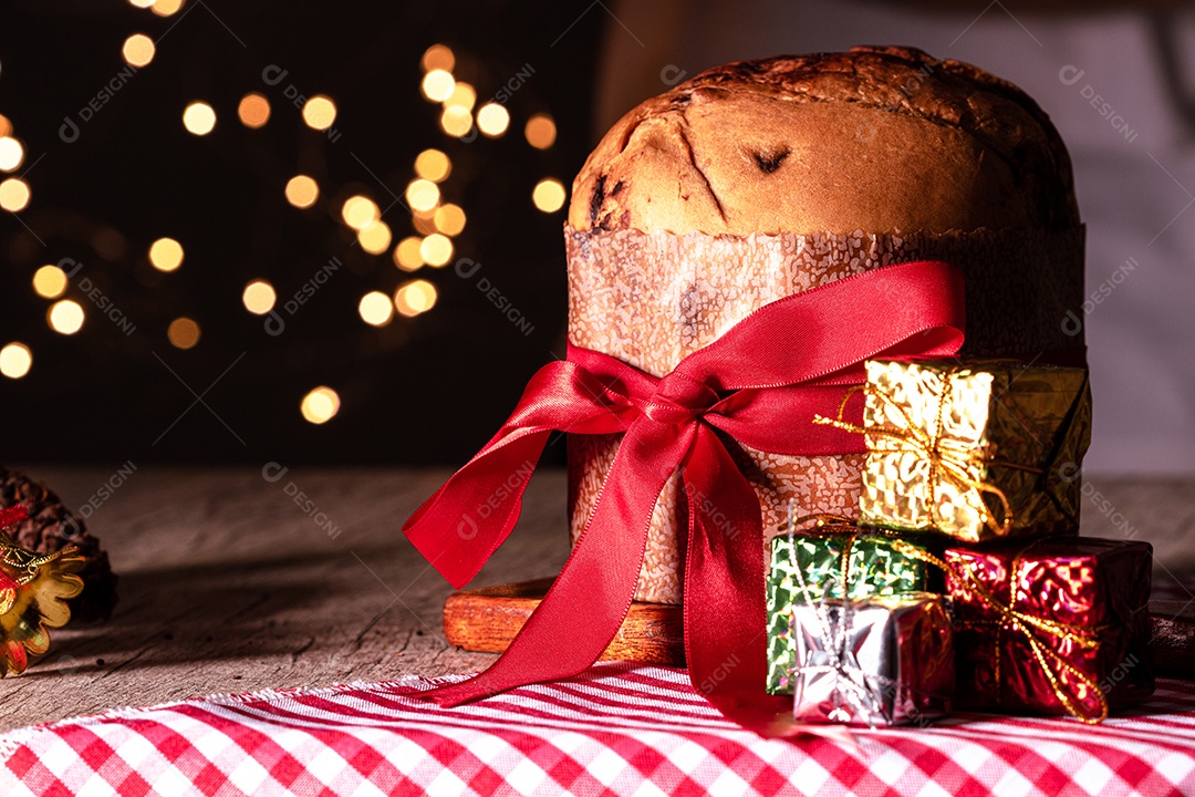 Pão caseiro de Natal mesmo em fundo desfocado Panetone