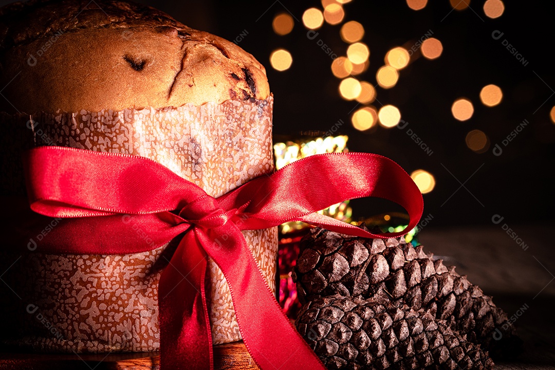 Pão caseiro de Natal mesmo em fundo desfocado Panetone