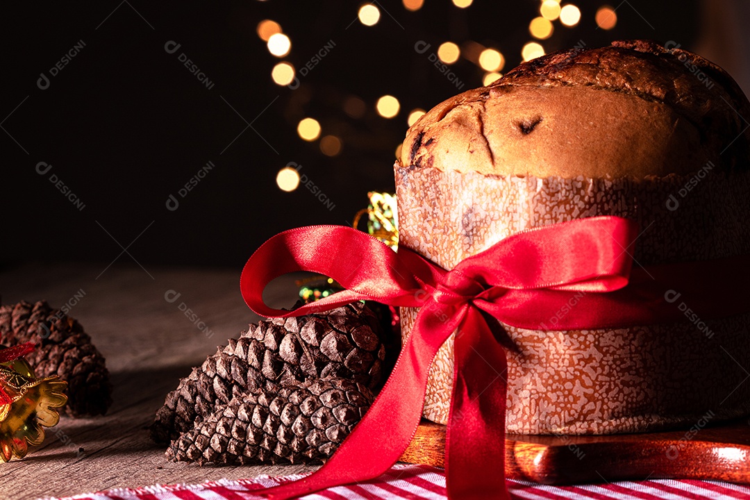 Pão caseiro de Natal mesmo em fundo desfocado Panetone