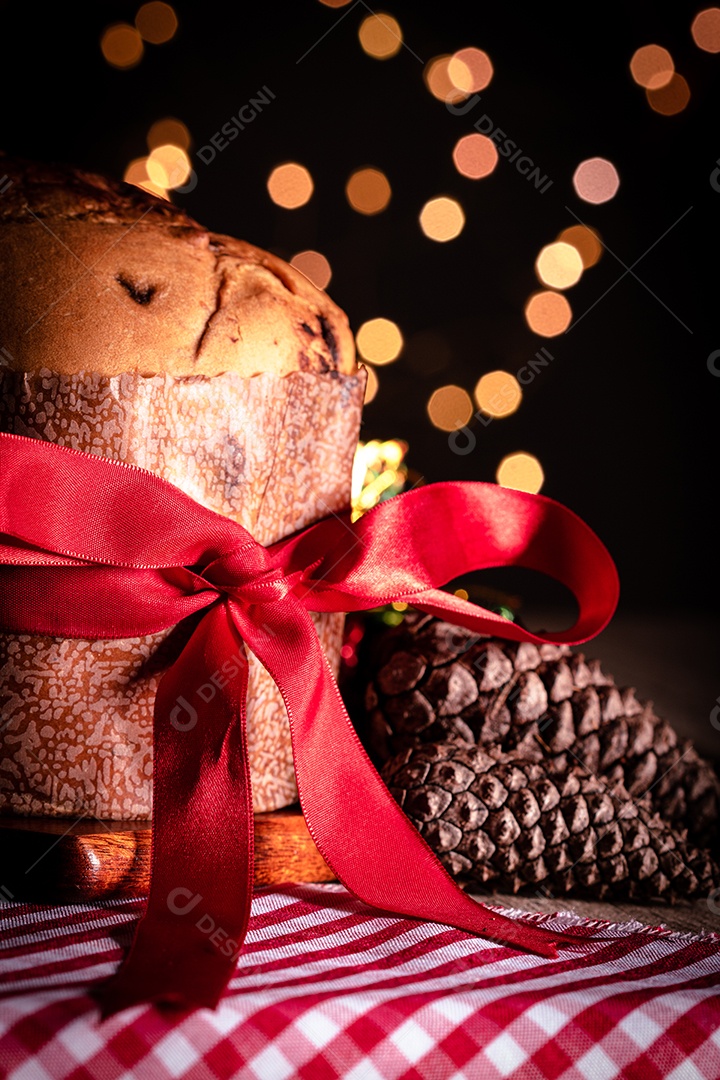 Pão caseiro de Natal mesmo em fundo desfocado Panetone