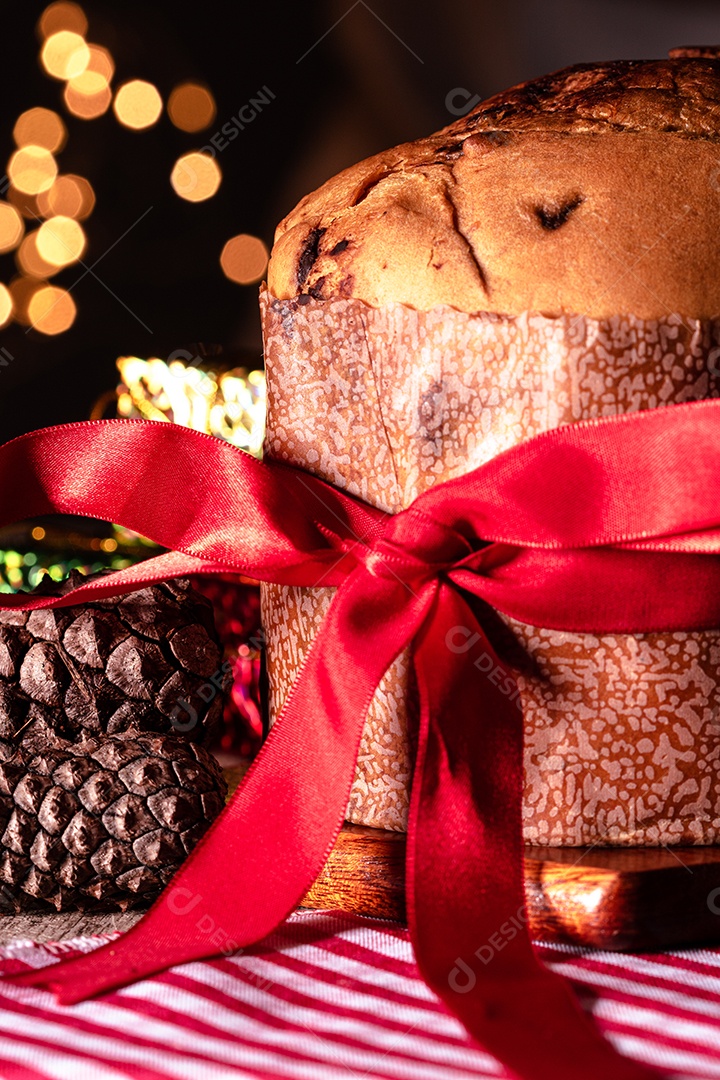 Pão caseiro de Natal mesmo em fundo desfocado Panetone