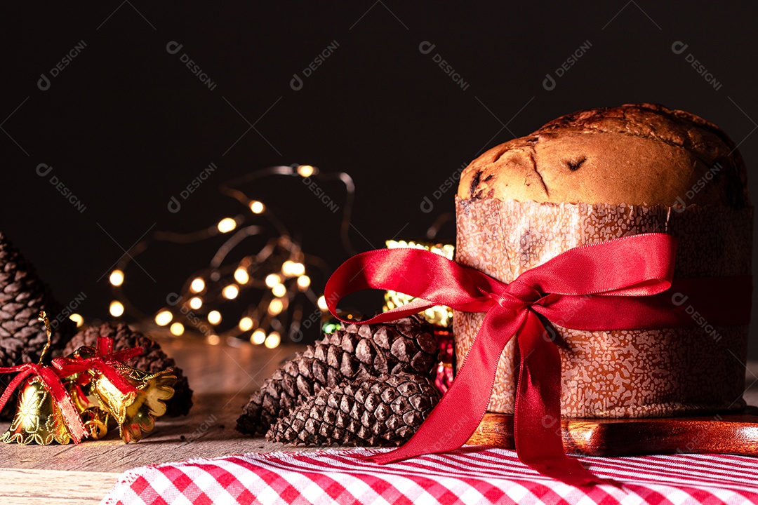 Pão caseiro de Natal mesmo em fundo desfocado Panetone