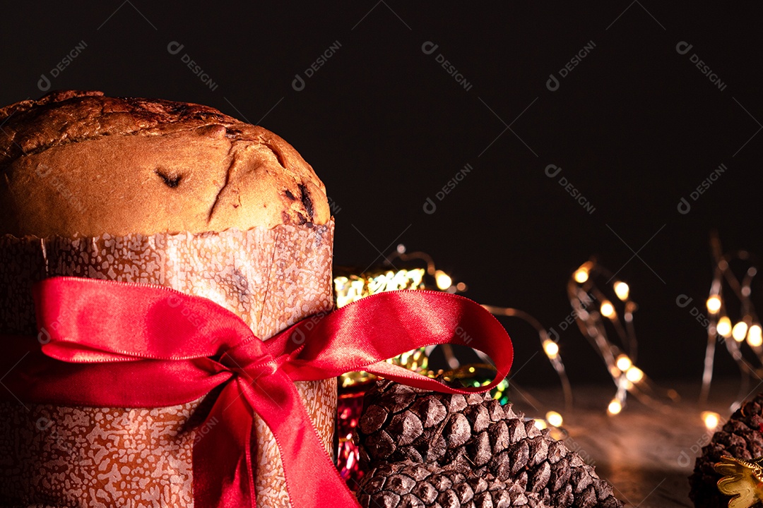 Pão caseiro de Natal mesmo em fundo desfocado Panetone