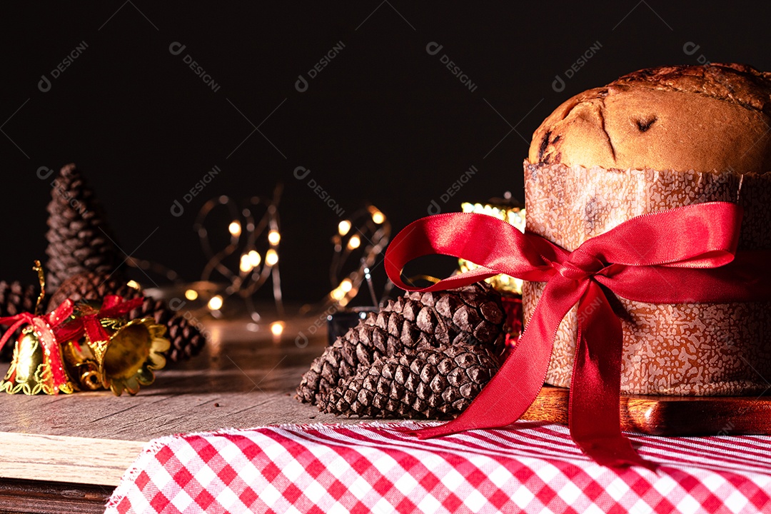 Pão caseiro de Natal mesmo em fundo desfocado Panetone