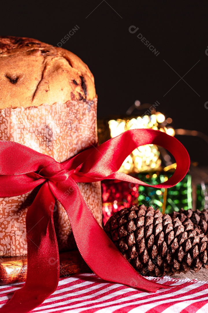 Pão caseiro de Natal mesmo em fundo desfocado Panetone
