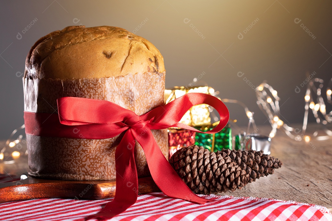 Pão caseiro de Natal mesmo em fundo desfocado Panetone
