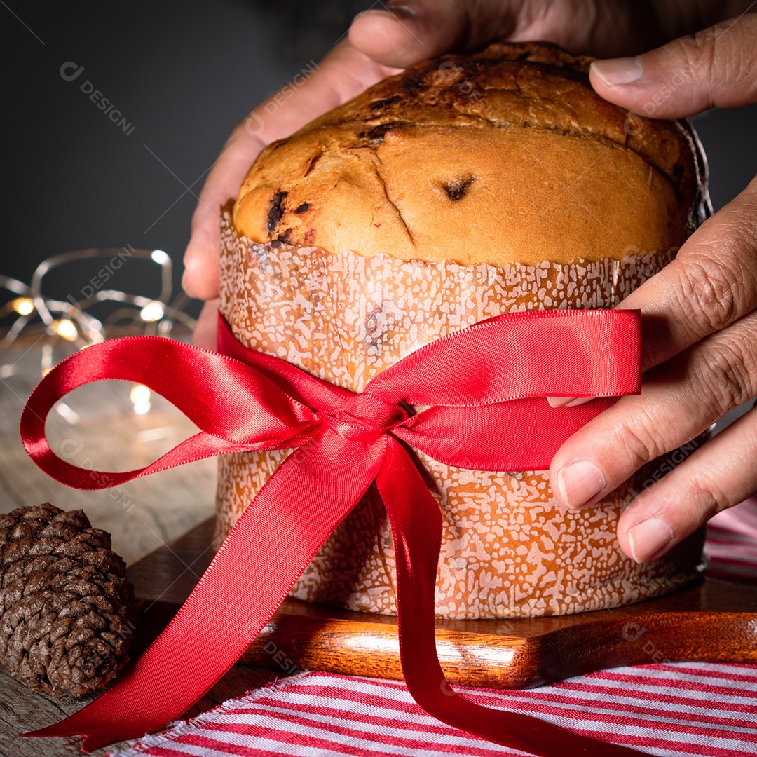 Pão caseiro de Natal mesmo em fundo desfocado Panetone