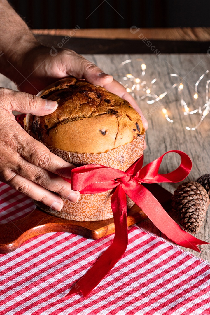Pão caseiro de Natal mesmo em fundo desfocado Panetone