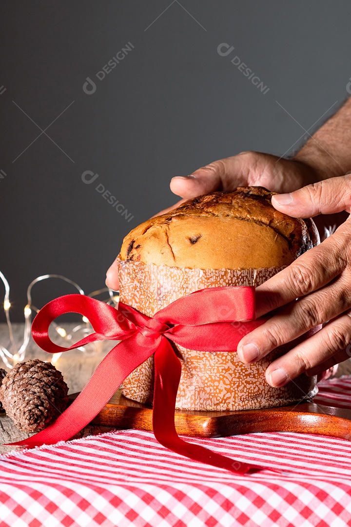 Pão caseiro de Natal mesmo em fundo desfocado Panetone