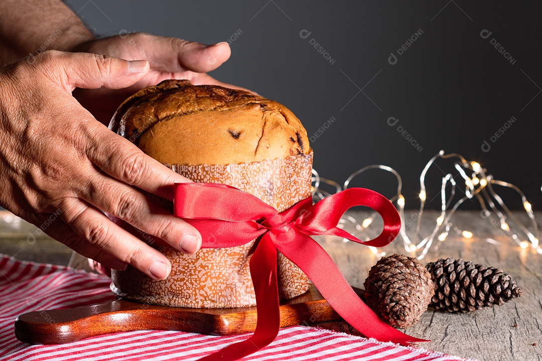 Pão caseiro de Natal mesmo em fundo desfocado Panetone