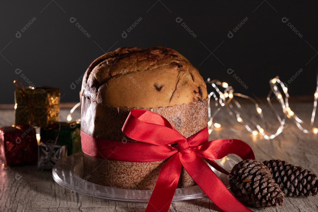 Pão caseiro de Natal mesmo em fundo desfocado Panetone