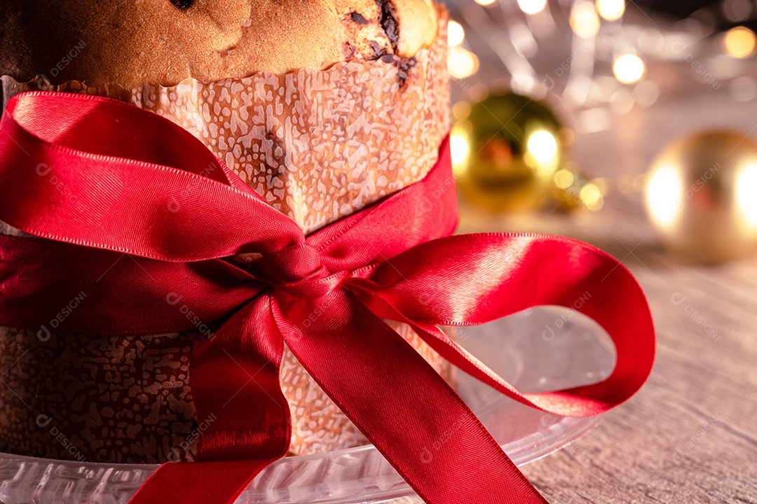 Pão caseiro de Natal mesmo em fundo desfocado Panetone