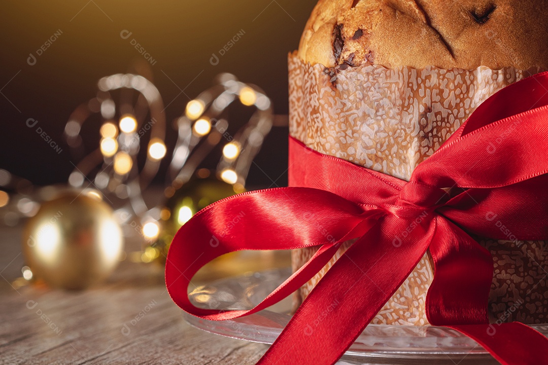 Pão caseiro de Natal mesmo em fundo desfocado Panetone