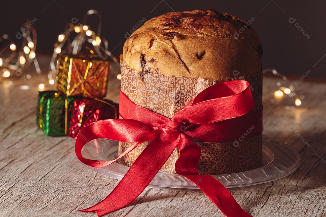 Pão caseiro de Natal mesmo em fundo desfocado Panetone