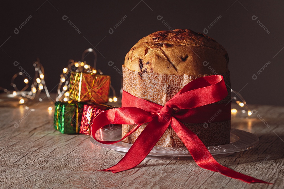 Pão caseiro de Natal mesmo em fundo desfocado Panetone