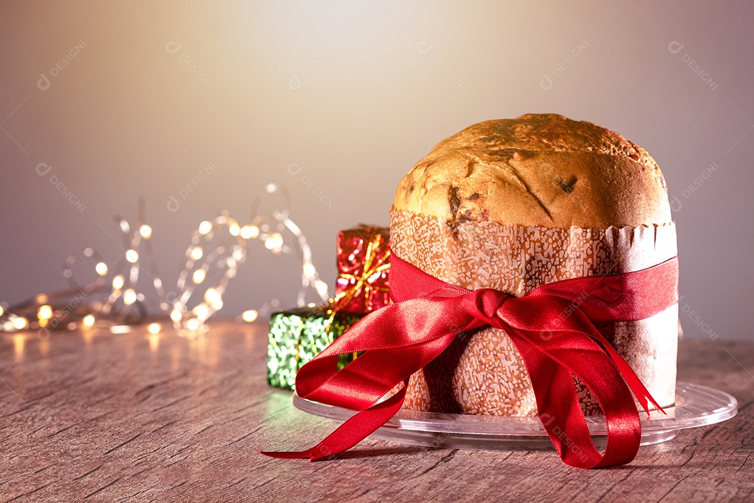 Pão caseiro de Natal mesmo em fundo desfocado Panetone