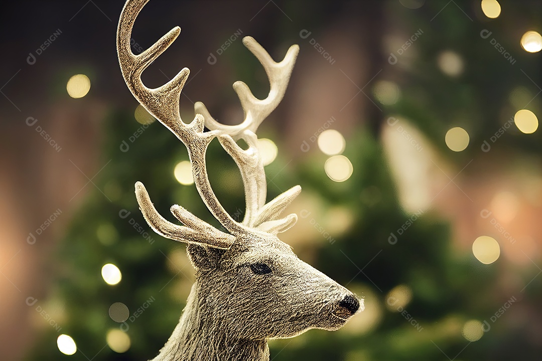 Imagem de uma rena, com árvores de natal atrás