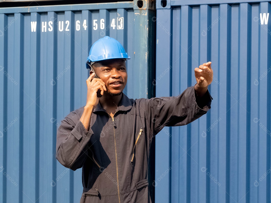 Profissional gerente da indústria supervisionando contêiner