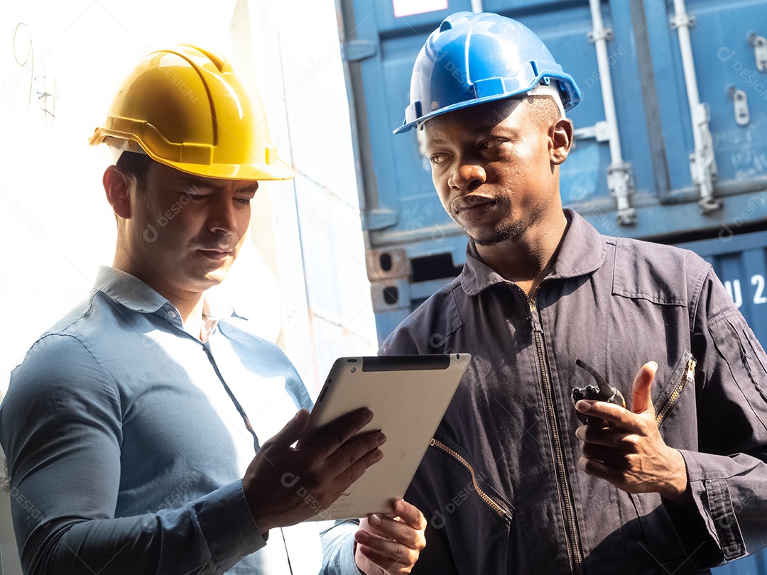 Engenheiro e arquiteto olhando projeto em prancheta