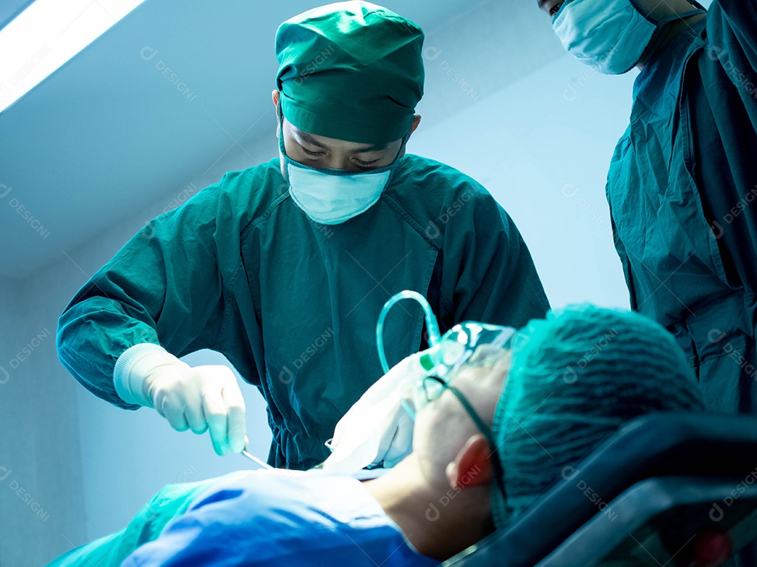 Medicos fazendo cirurgia em paciente