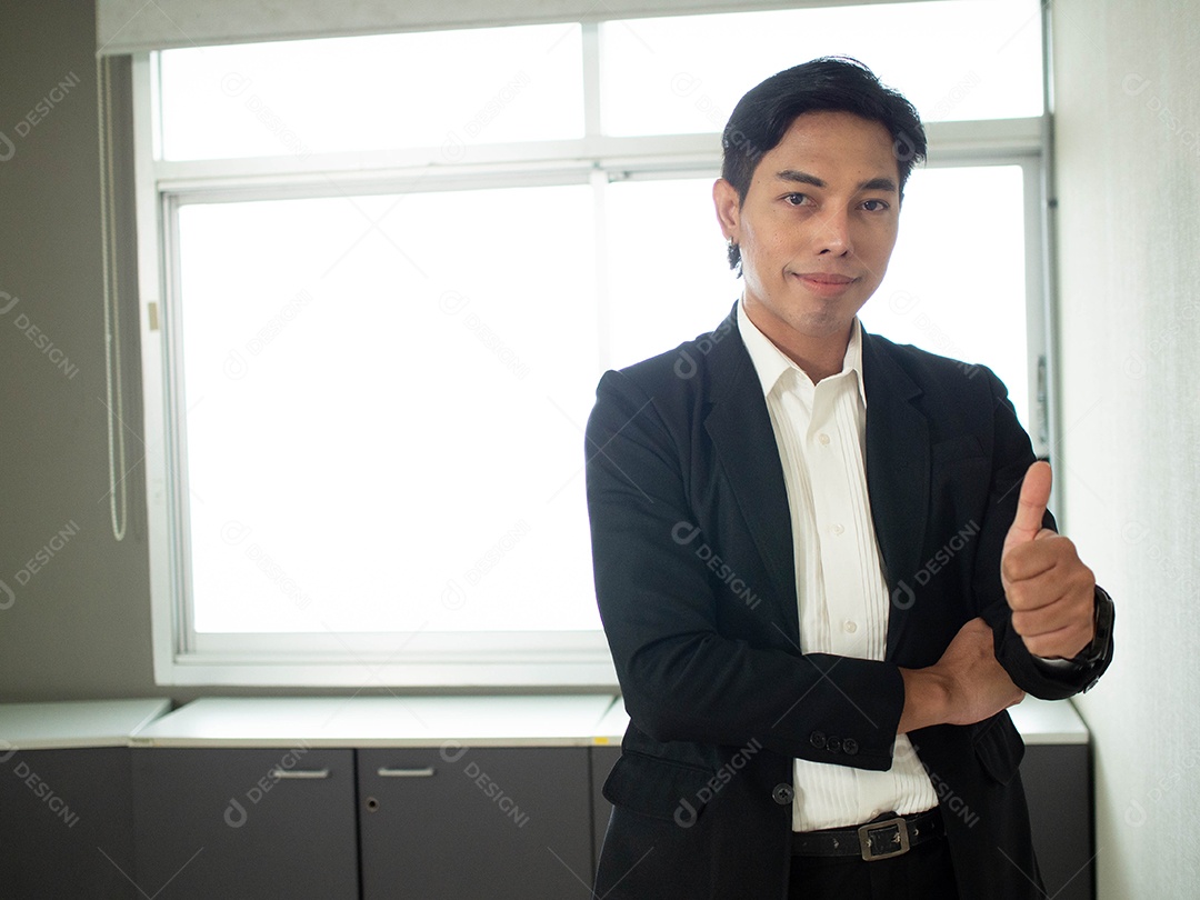 Homem empresário com gesto de ok para foto