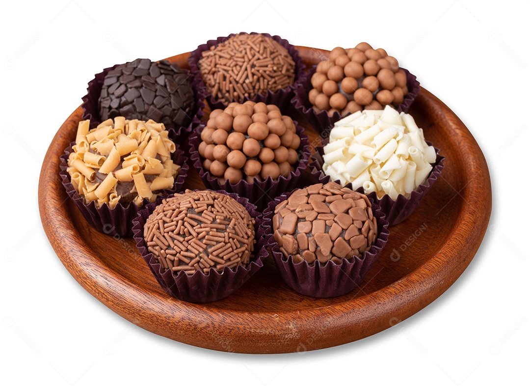Brigadeiros brasileiros típicos, vários sabores em uma placa de madeira isolada