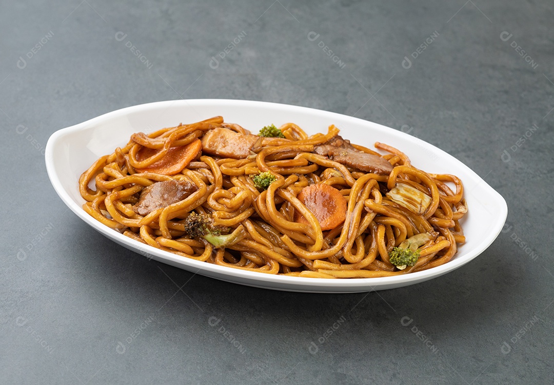 Yakisoba, massa tradicional asiática com macarrão, carne e legumes.