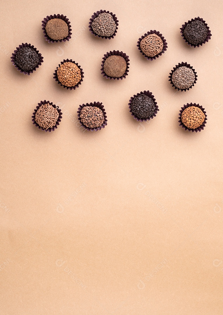 Brigadeiros sobre uma mesa de madeira alimento