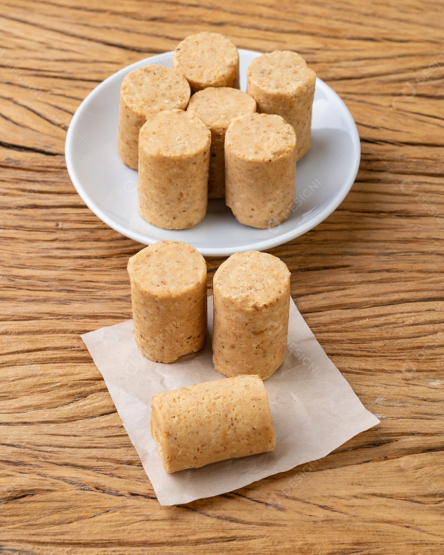 Paçoca, típico doce de amendoim brasileiro e comida de festa junina sobre mesa de madeira.