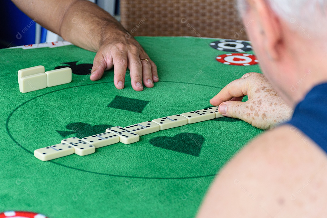 Peças de dominó dispostas no centro da mesa em disputa