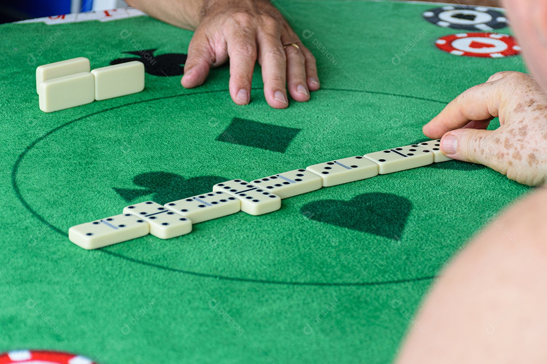 Peças de dominó dispostas no centro da mesa em disputada