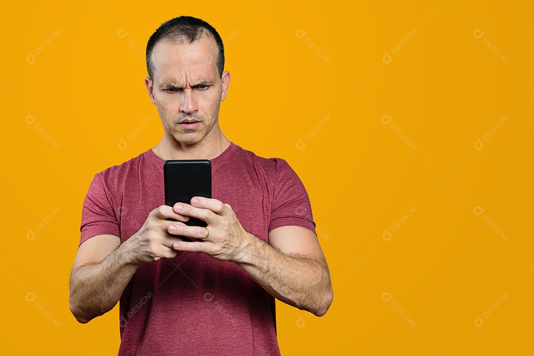 Homem brasileiro maduro olhando para seu smartphone