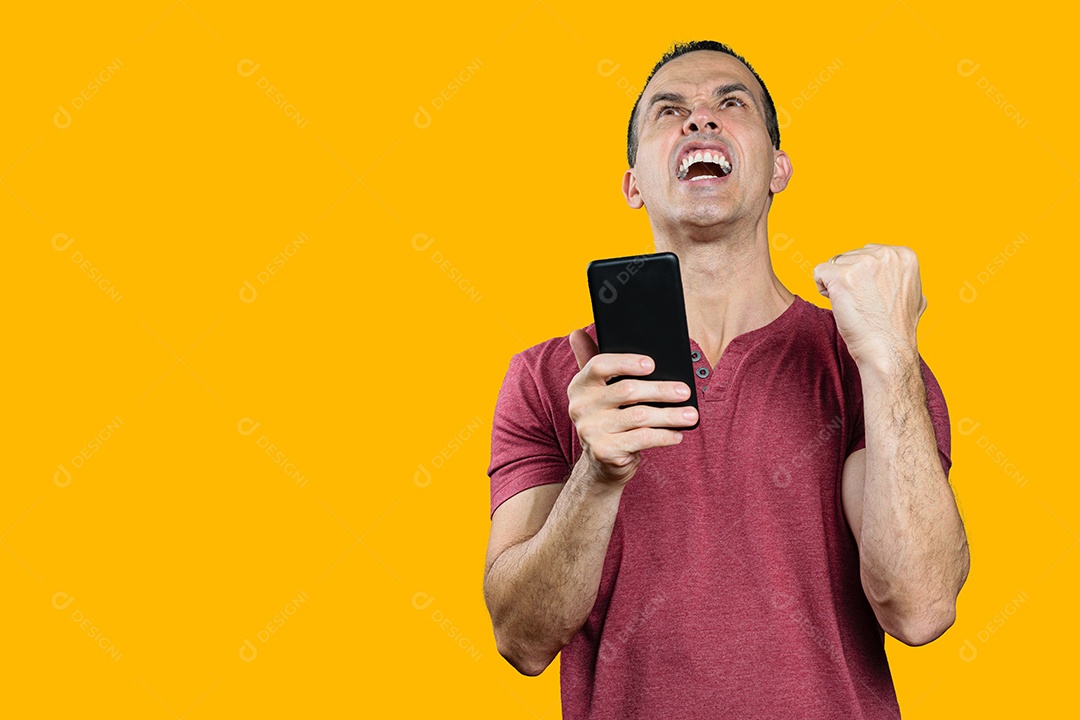 Homem brasileiro maduro comemorando, olhando para cima, com smartphone