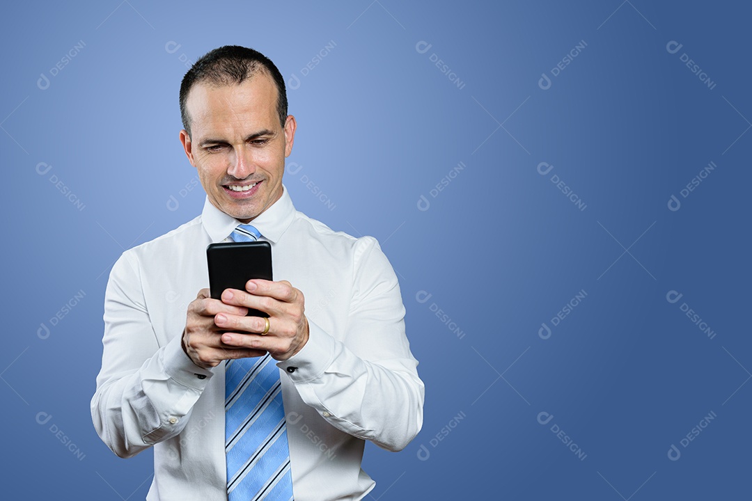 Homem maduro brasileiro vestindo roupas formais, gravata e olhando para seu smartphone