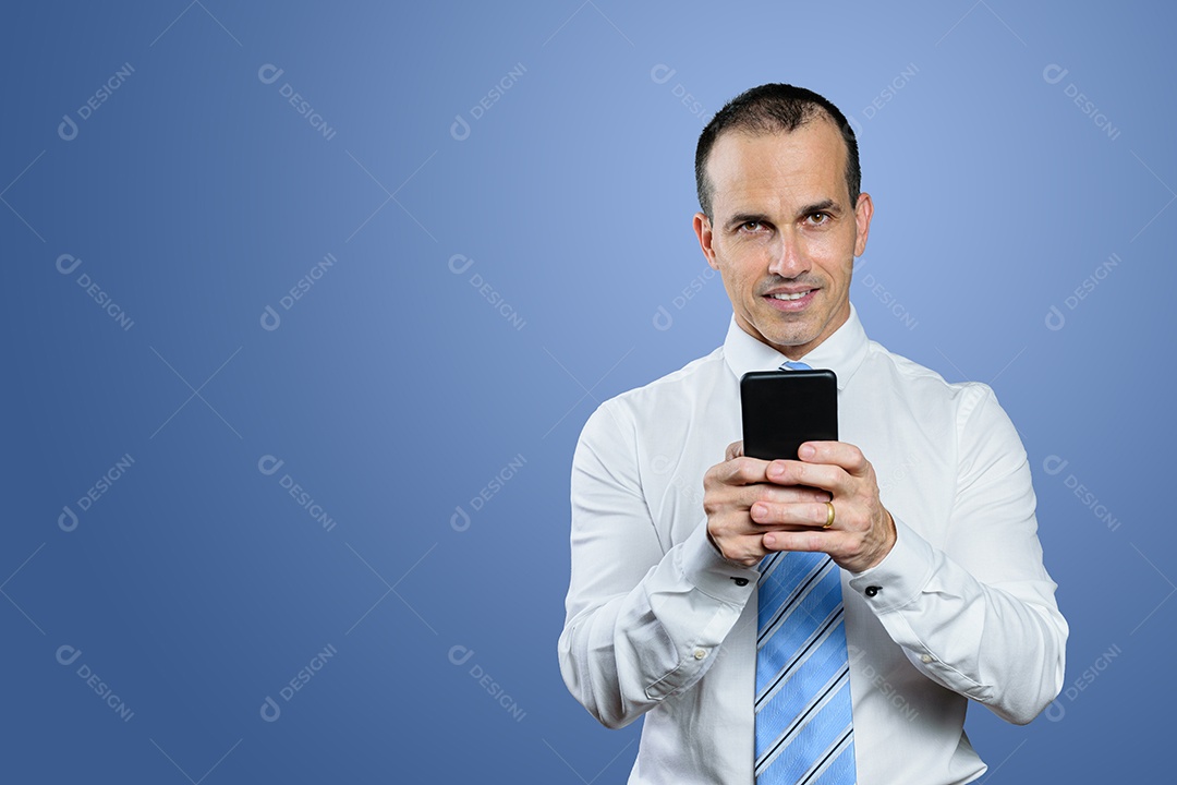 Homem brasileiro maduro, em roupas formais, gravata, segurando o smartphone