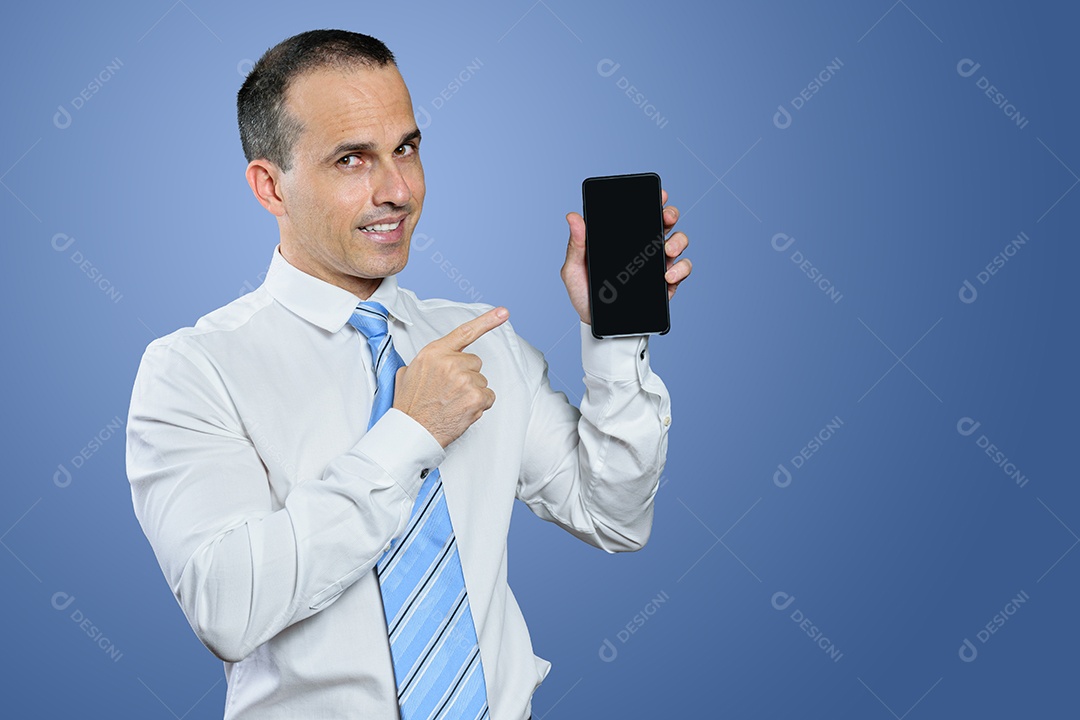 Homem brasileiro maduro, em roupas formais, gravata e apontando o dedo para o smartphone