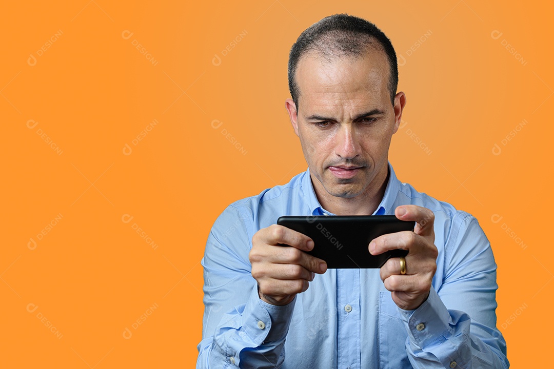 Homem maduro com roupa formal mordendo a língua e segurando smartphone
