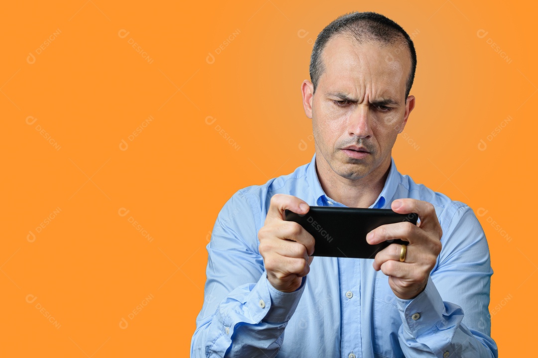 Homem maduro com roupa formal olhando para seu smartphone