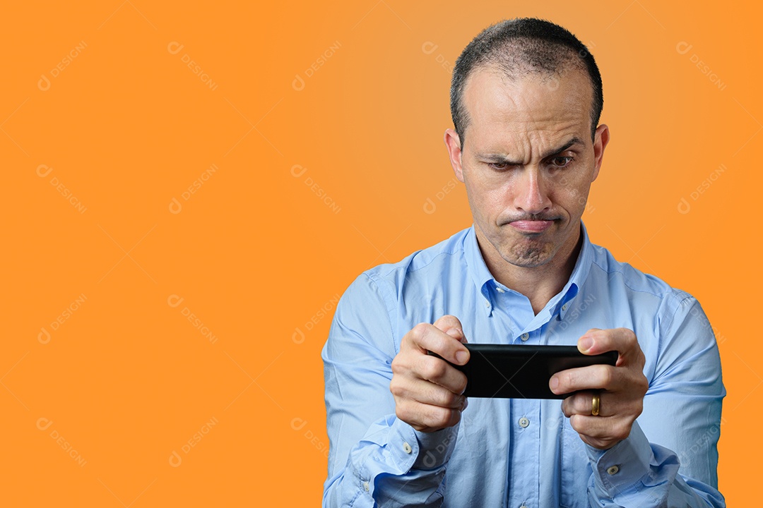 Homem maduro com roupa formal olhando para seu smartphone