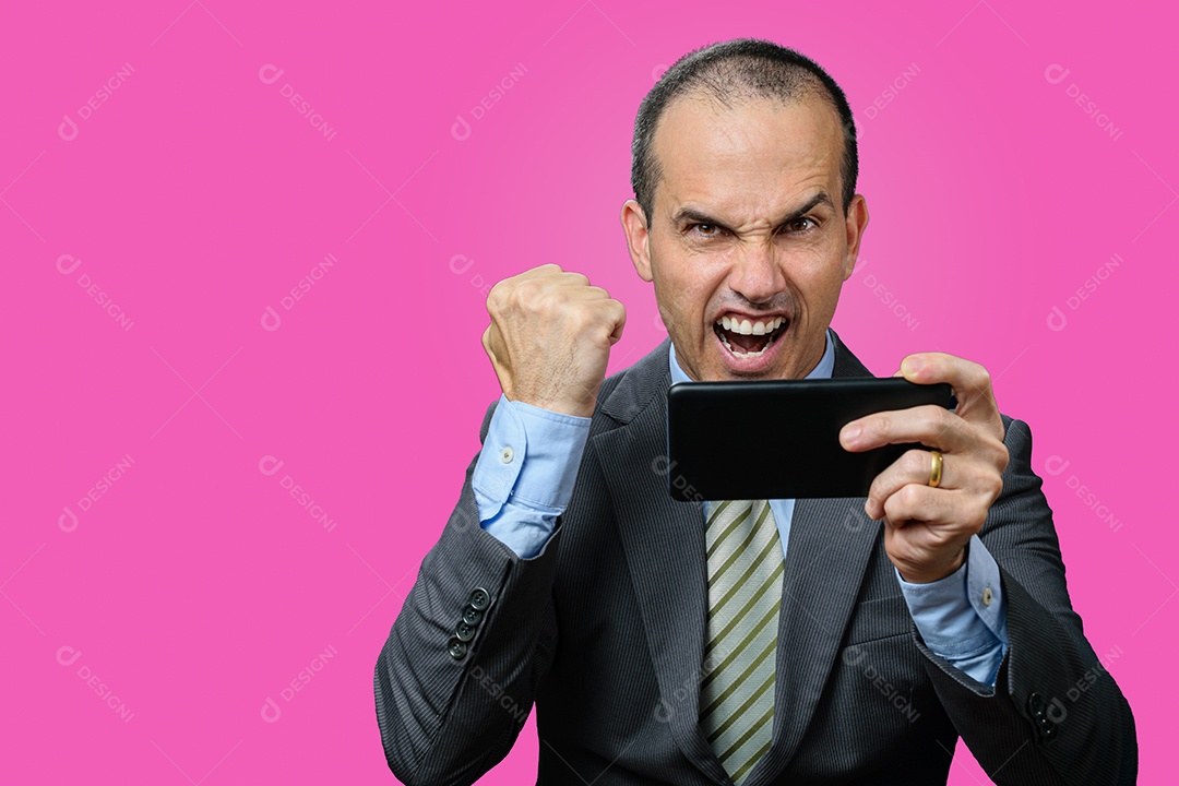 Homem maduro com terno e gravata, segurando seu smartphone na horizontal