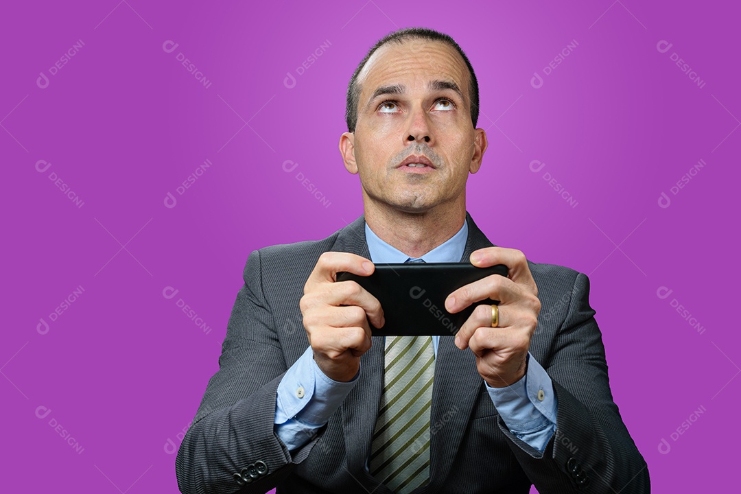 Homem maduro com terno e gravata, segurando seu smartphone na horizontal