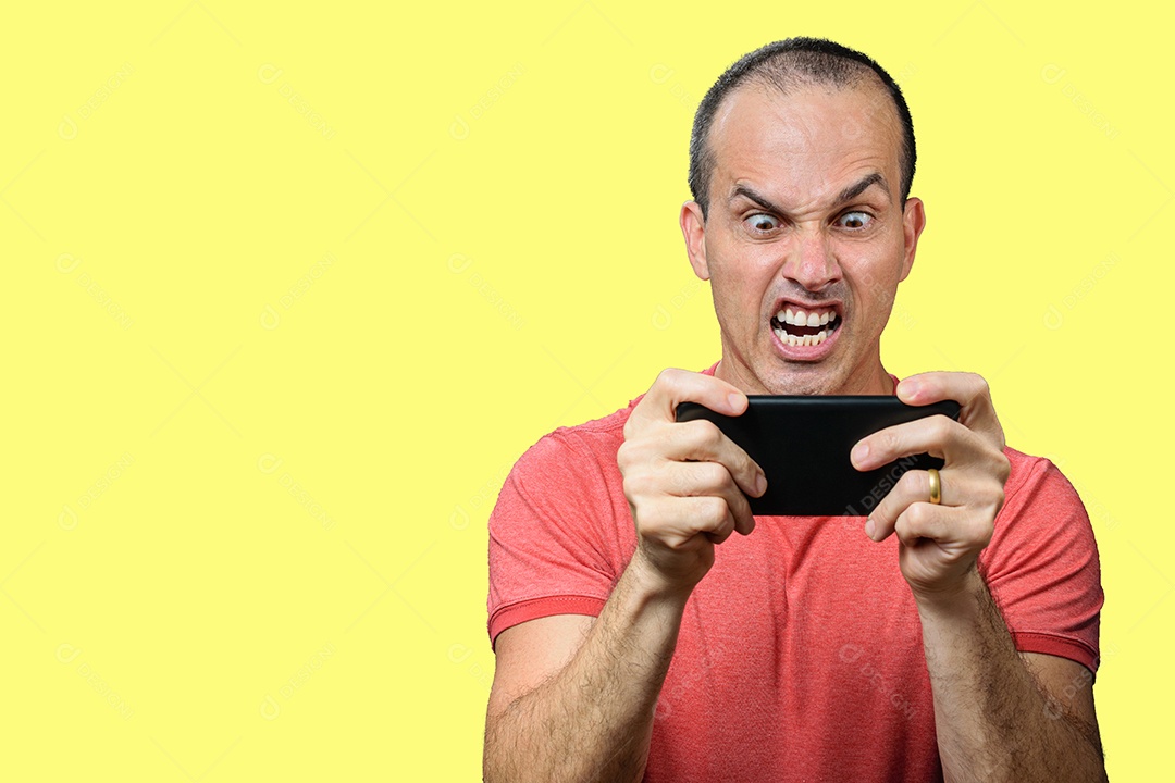 Homem maduro em roupas casuais, com expressão de raiva