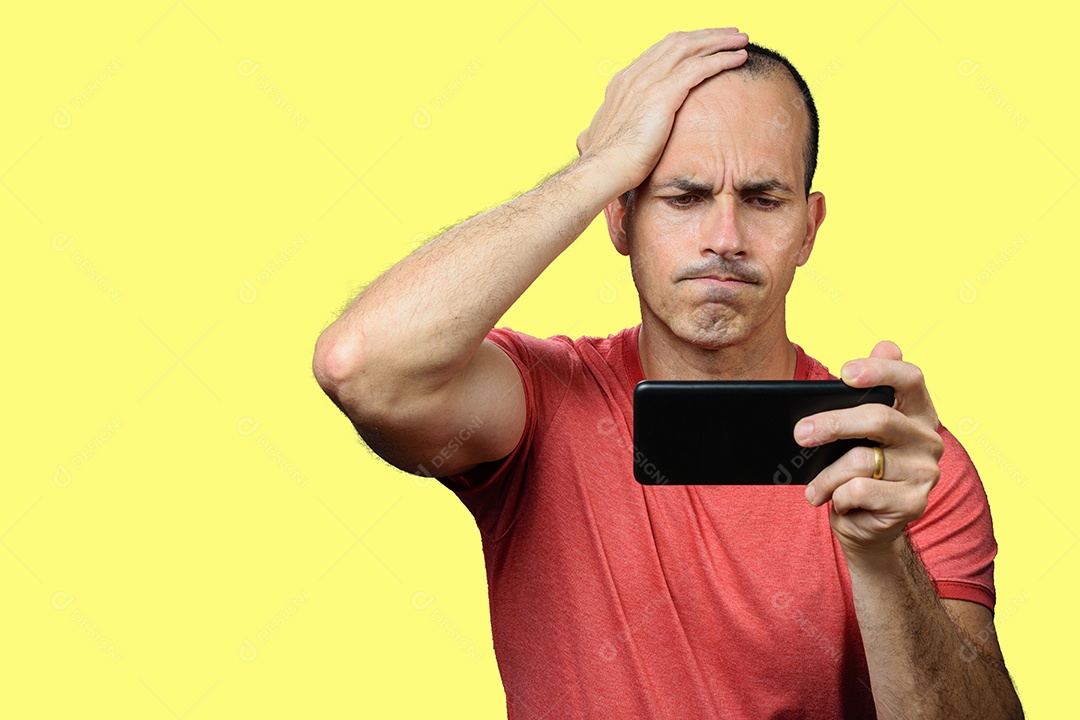 Homem maduro em roupas casuais, desapontado, com a mão na cabeça